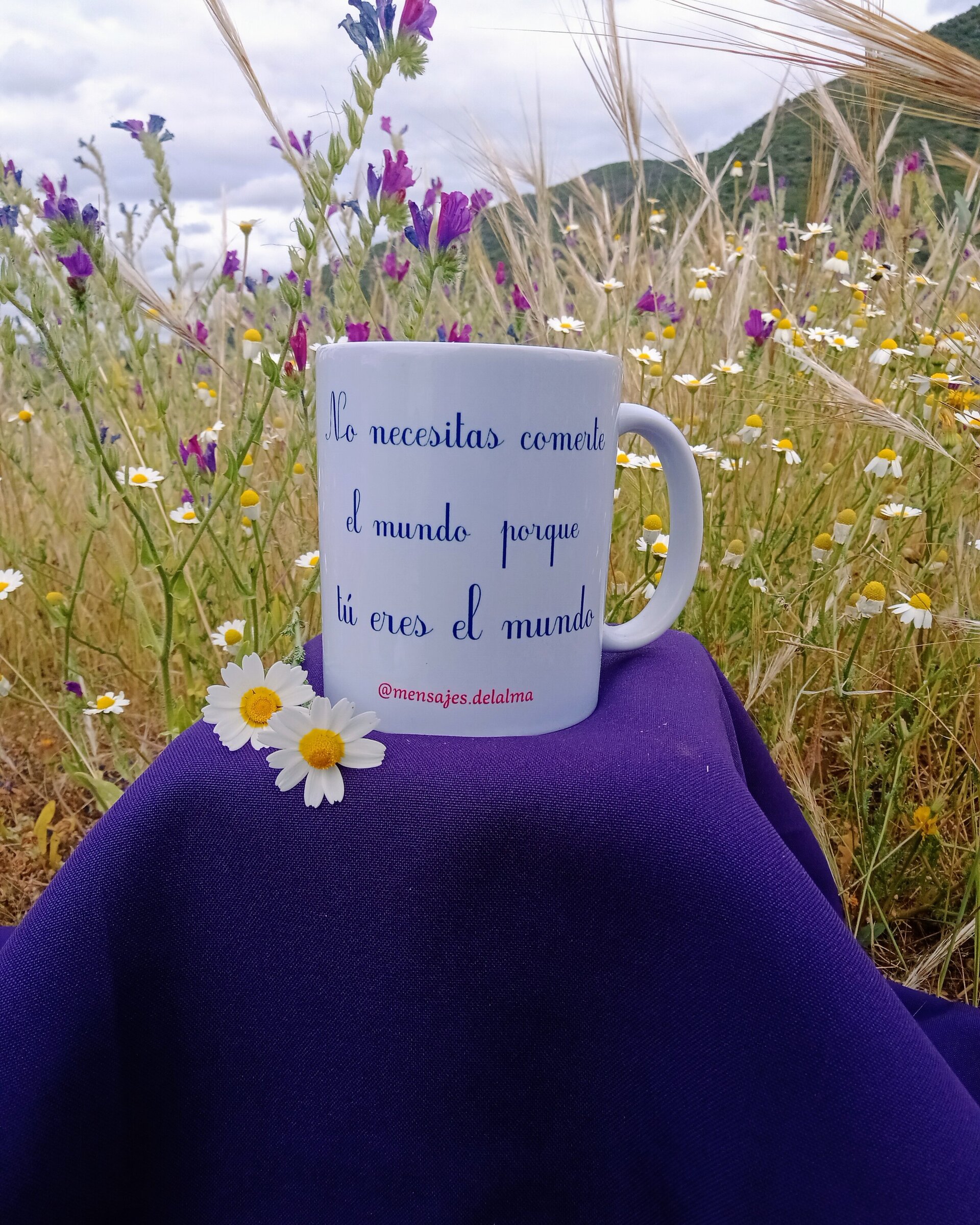 Taza No necesitas comerte el mundo porque tú eres el mundo - 2